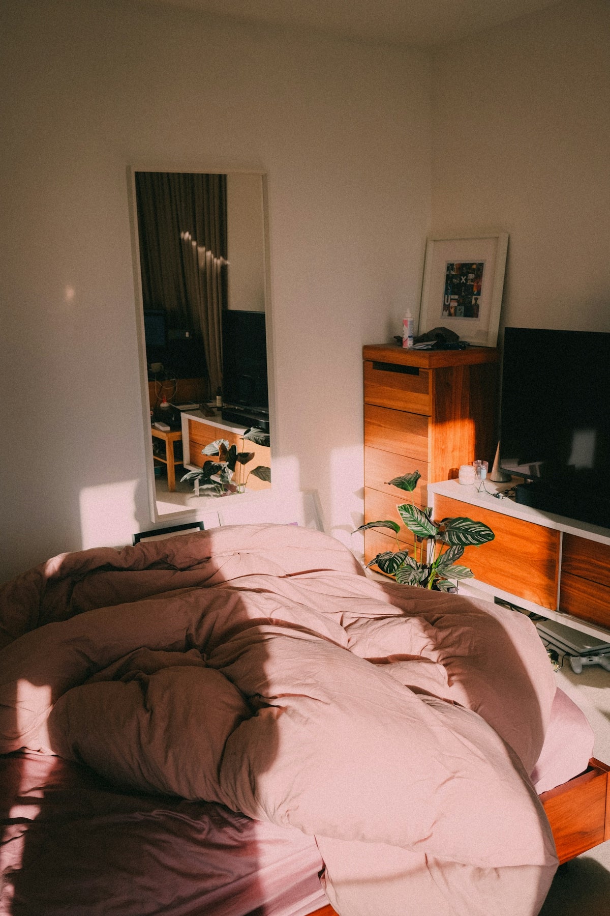 Practical Ideas for Incorporating Storage Beds in Compact Spaces - Rsb furniture
